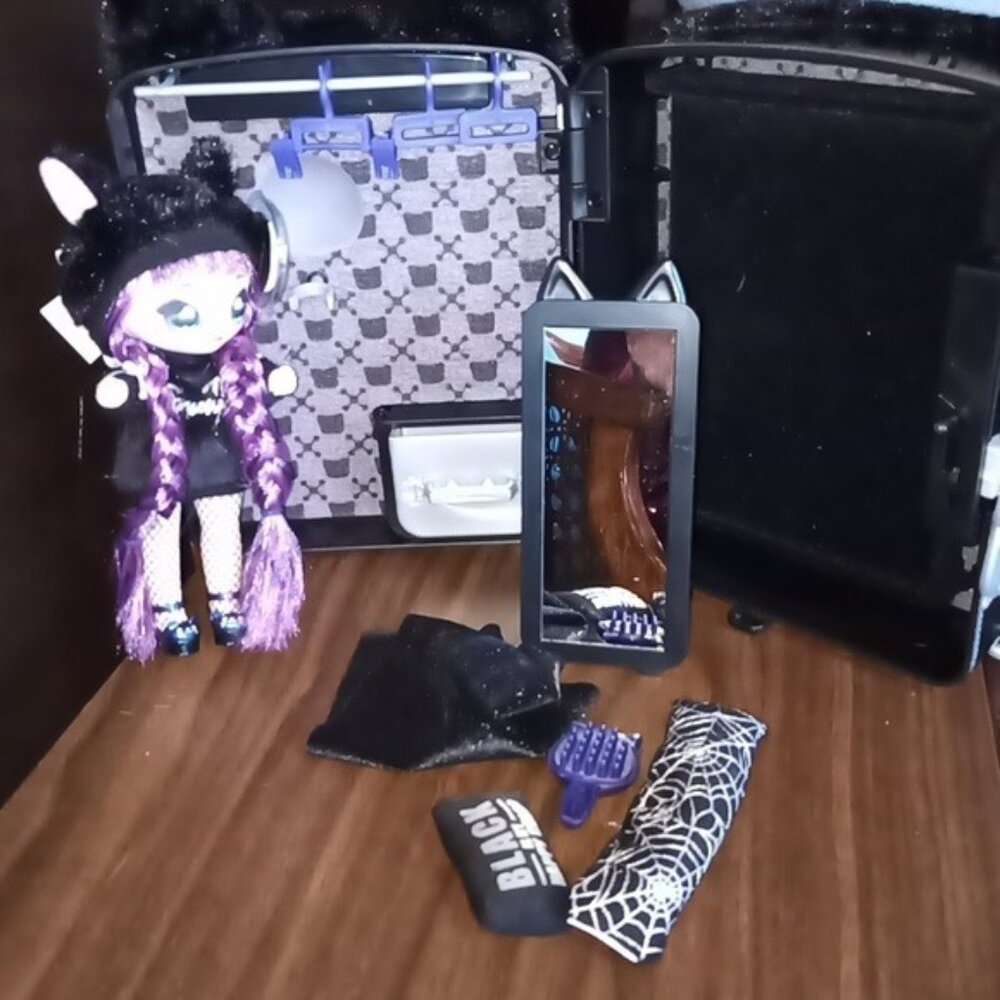 Na Na Na Surprise Limited Edition Backpack Bedroom Black Kitty Playset w/ Doll - Picture 4 of 8